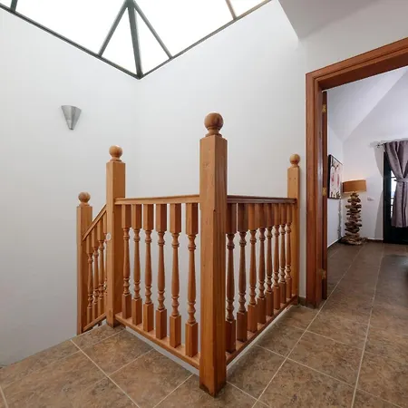 Casa Hibiscus - Shared Pool And Bbq - Close To Seafront Promenade By Lanzarote