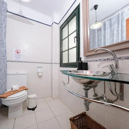 Casa Hibiscus - Shared Pool And Bbq - Close To Seafront Promenade By Lanzarote Casa de Férias *