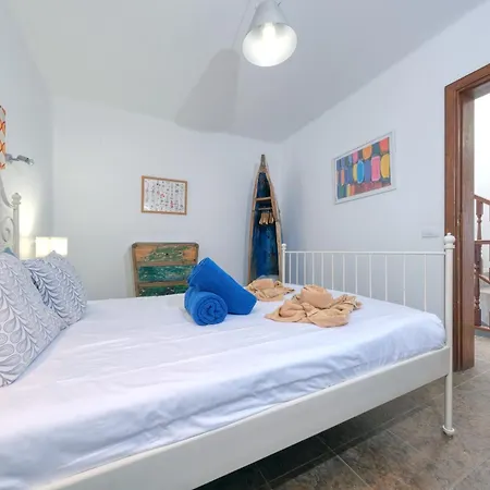 Casa de Férias Casa Hibiscus - Shared Pool And Bbq - Close To Seafront Promenade By Lanzarote