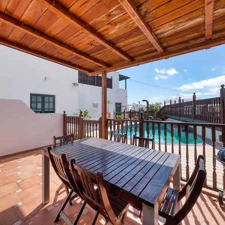 Casa Hibiscus - Shared Pool And Bbq - Close To Seafront Promenade By Lanzarote Casa de Férias