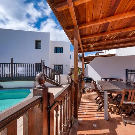 Casa de Férias Casa Hibiscus - Shared Pool And Bbq - Close To Seafront Promenade By Lanzarote