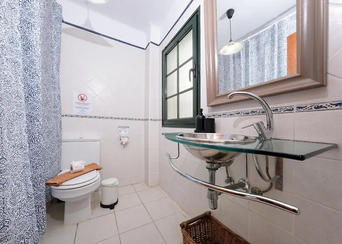 Casa Hibiscus - Shared Pool And Bbq - Close To Seafront Promenade By Lanzarote Ferienhaus *